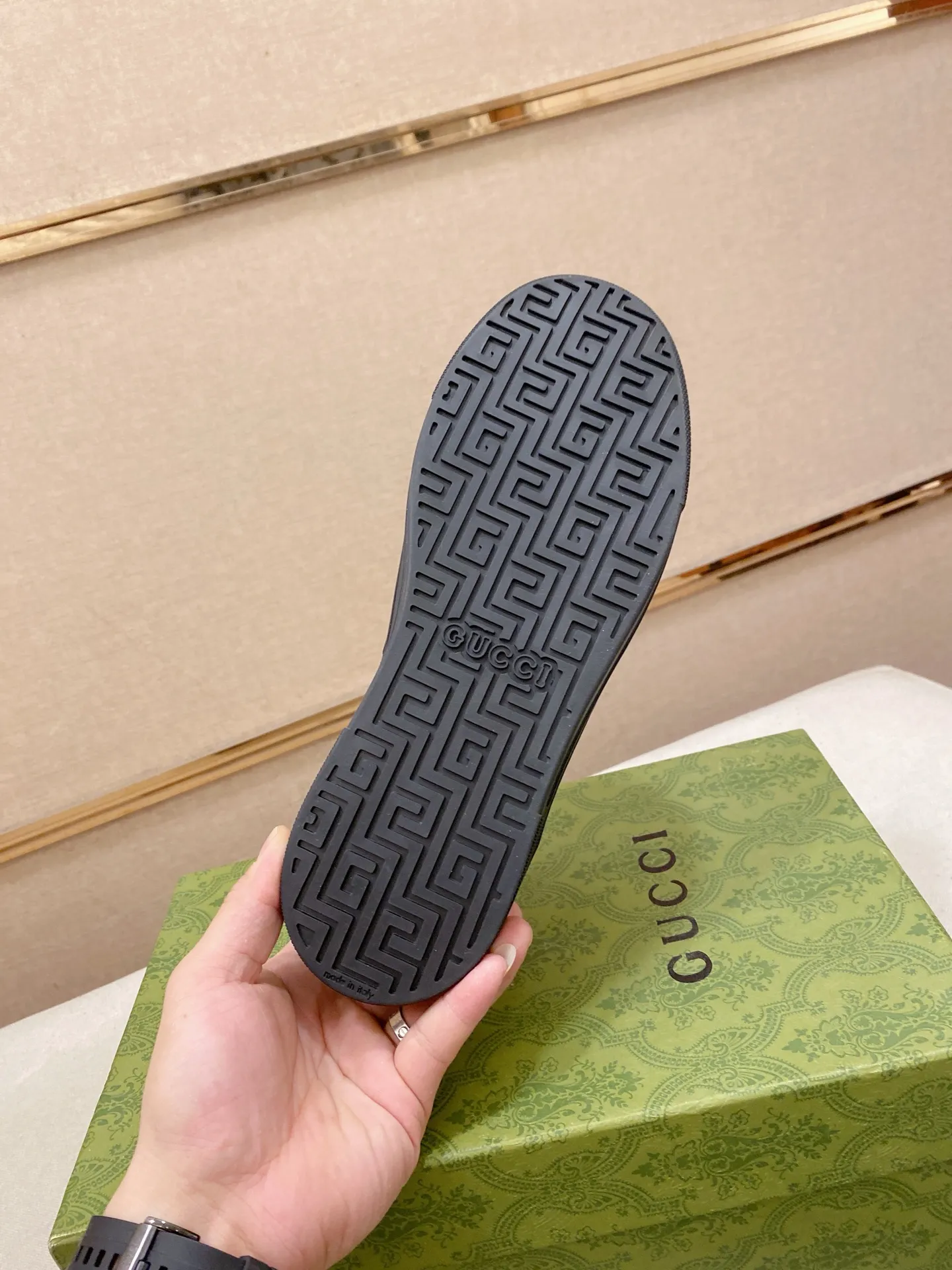 Factory price: 460💰 (GUCCI) The latest model from the official website 🎁🎁Casual and fashionable men's shoes👟, hot style 💥The version is simple and elegant, exclusive for trendy men. Unique official website latest brand elements 👑Gucci original decoration, fashionable and generous, the fabric is original cowhide ✅sheepskin lining, the official website specifies wear-resistant casual outsole, the classic model is taken in kind at the counter🎬38-44 (45 is not returned or exchanged)